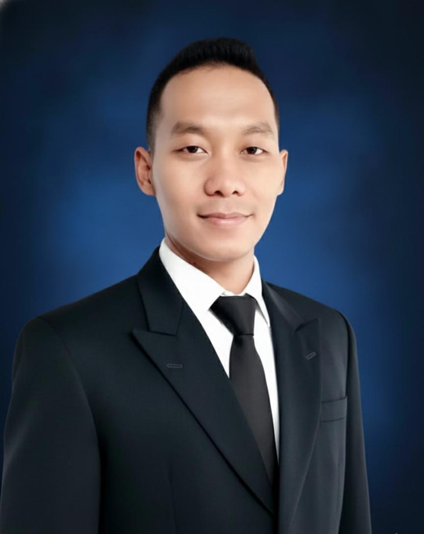 Man in formal suit and tie.